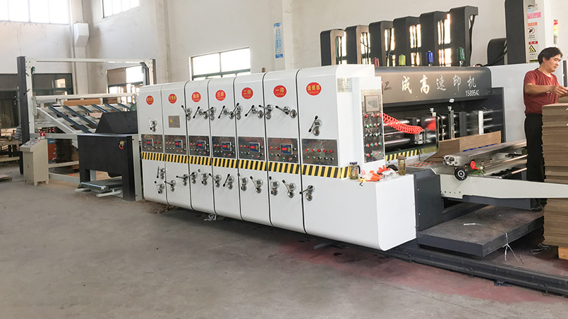 仁成紙箱印刷機(jī)印刷精度高，印刷色帶，小字網(wǎng)點(diǎn)效果好